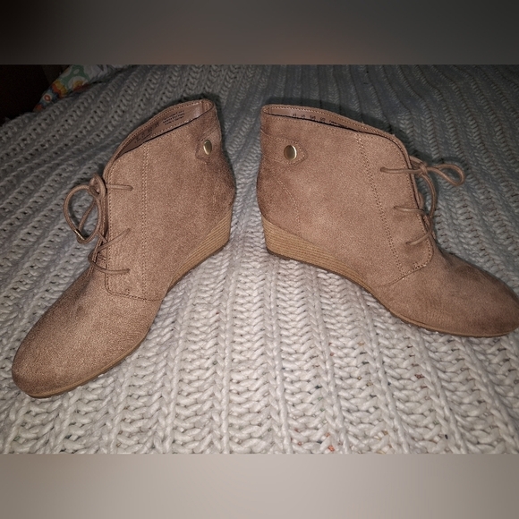 A pair of Dr Scholls Be Energized booties in a size 7.5. - Picture 1 of 11
